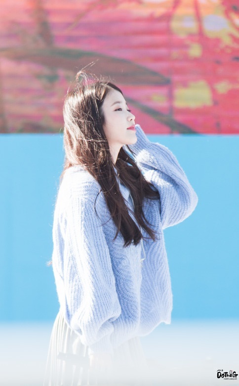 레전드였던 하늘색니트 아이유.jpg | 인스티즈