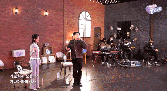 찰지게 침뱉는 아이유 | 인스티즈