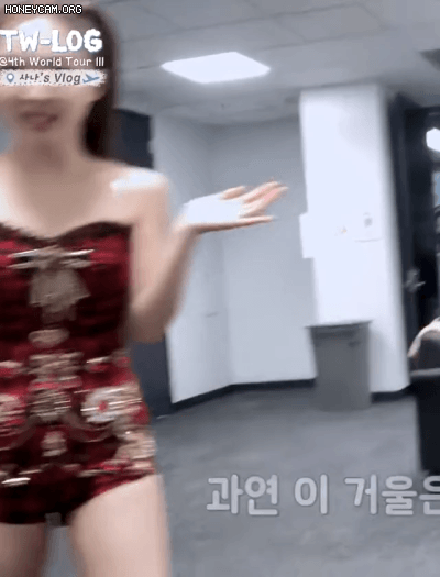 대기실에서 근육 자랑하는 나연 | 인스티즈