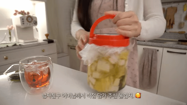 편안함이 뭔지 알려줬던 브이로그 유투버.gif | 인스티즈