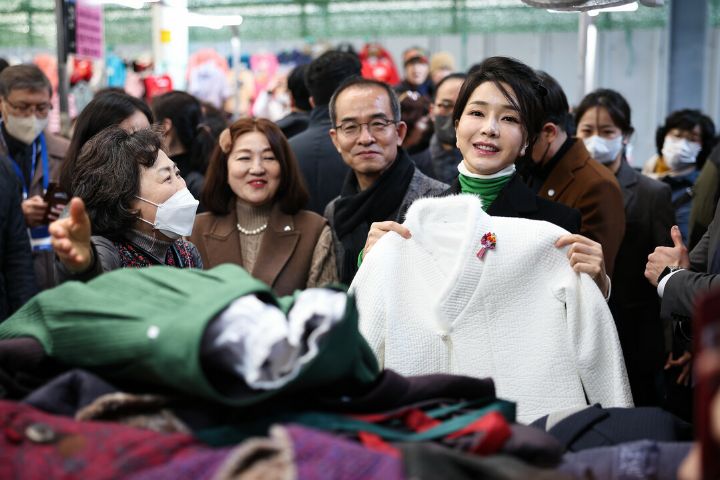 김건희, 납작만두 먹으며 "딱 좋아하는 스타일”…"예뻐요” 연호에 ♥ 인사도 | 인스티즈