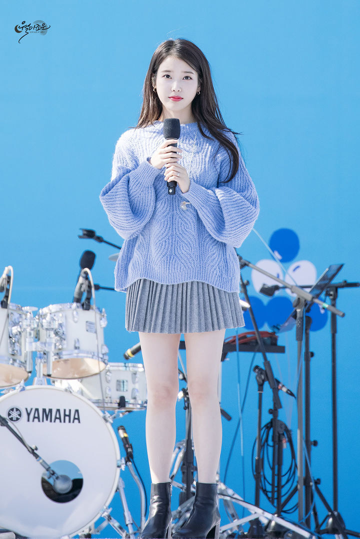 레전드였던 하늘색니트 아이유.jpg | 인스티즈