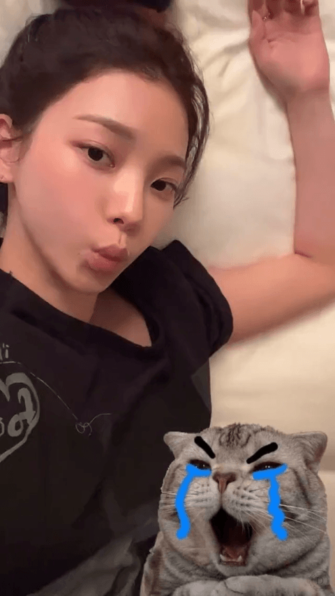 내추럴 메이크업으로 침대에 있는 에스파 카리나 | 인스티즈