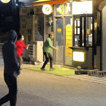 오늘자 코로나 검사 거부하며 공격하는 사람.. | 인스티즈