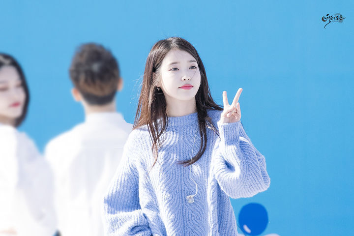 레전드였던 하늘색니트 아이유.jpg | 인스티즈