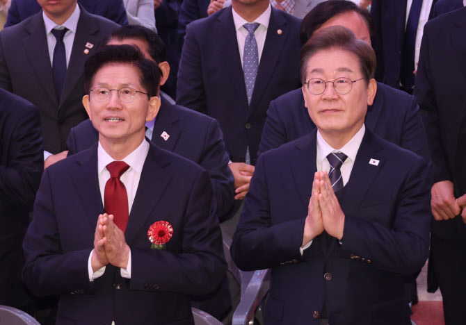 완전 반대되는 공약을 발표한 두 후보 | 인스티즈