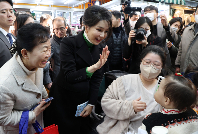 김건희, 납작만두 먹으며 "딱 좋아하는 스타일”…"예뻐요” 연호에 ♥ 인사도 | 인스티즈