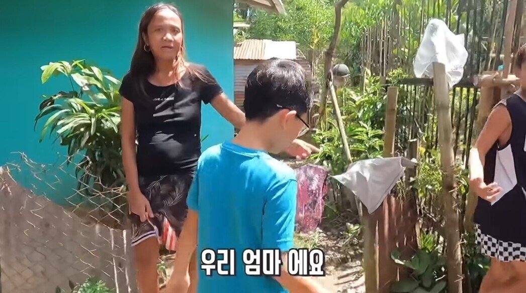 필리핀에서 갑자기 한국말을 하는 아이를 만난 유튜버.jpg | 인스티즈