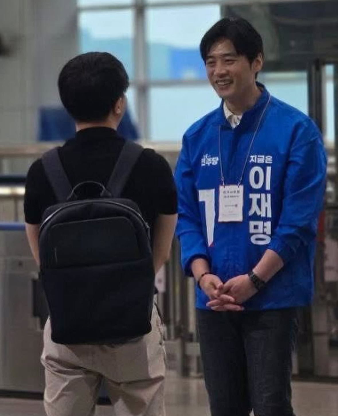 고개 숙이고 낮추며 유세하는 한준호 의원 | 인스티즈
