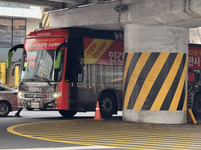 탄핵 반대 버스 근황 | 인스티즈
