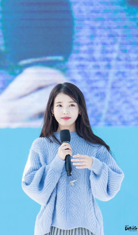 레전드였던 하늘색니트 아이유.jpg | 인스티즈