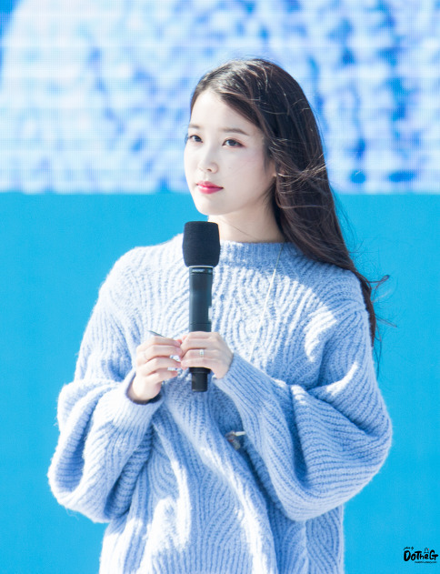 레전드였던 하늘색니트 아이유.jpg | 인스티즈