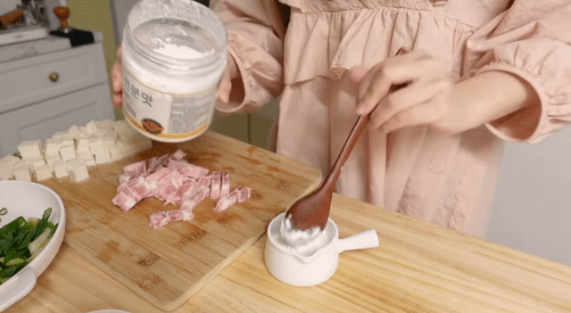 편안함이 뭔지 알려줬던 브이로그 유투버.gif | 인스티즈