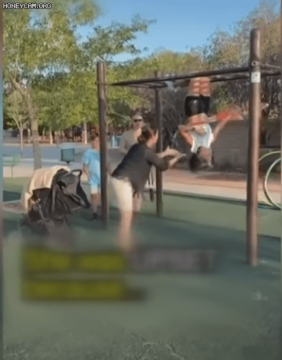 아이들이 보잖아요!! 옷차림 때문에 놀이터에서 말싸움 | 인스티즈