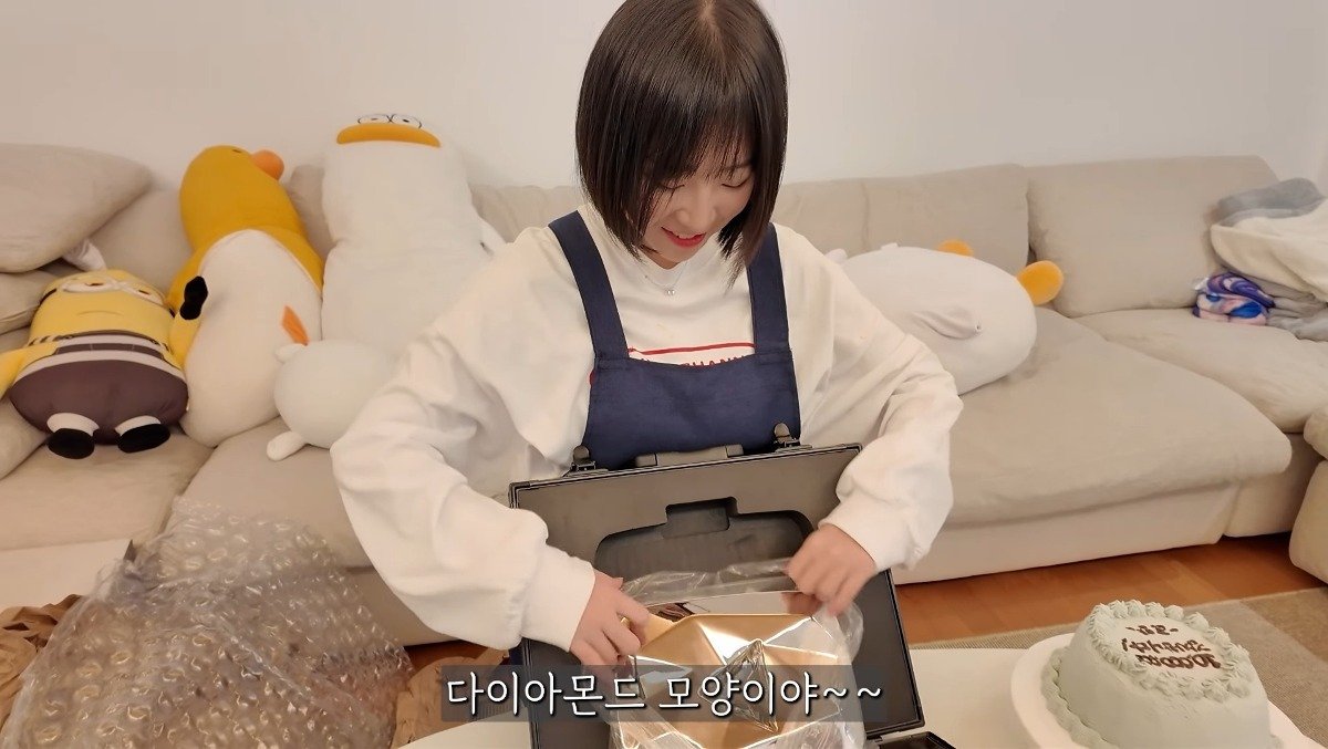 다이아버튼 개봉한 쯔양 | 인스티즈