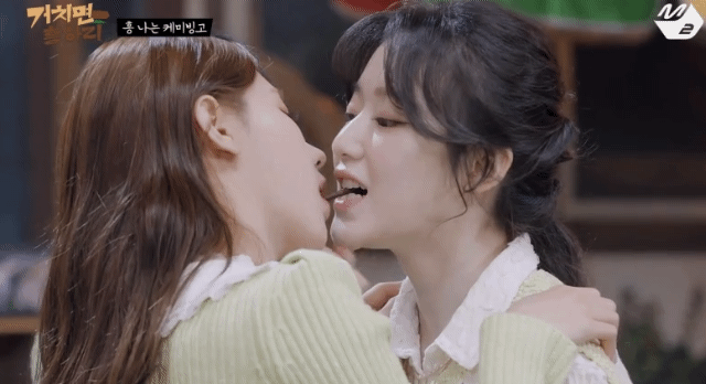 아슬아슬하게 빼빼로게임하는 아이들 미연이와 슈화.gif | 인스티즈