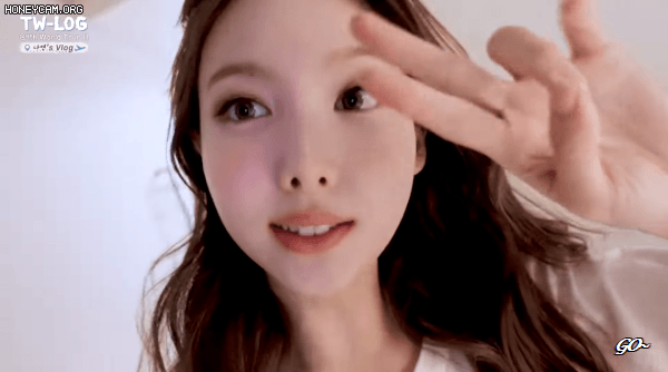 대기실에서 근육 자랑하는 나연 | 인스티즈