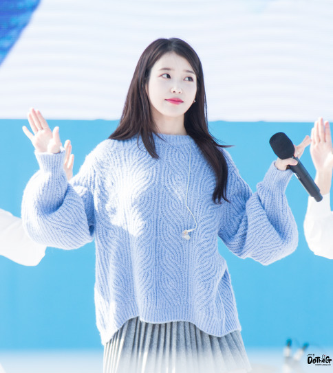 레전드였던 하늘색니트 아이유.jpg | 인스티즈