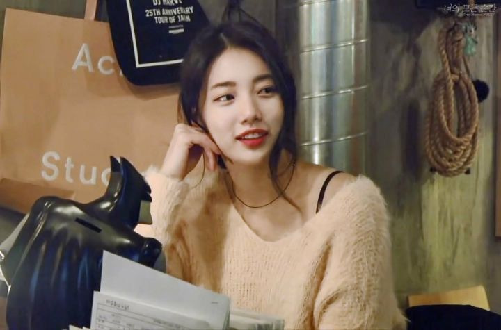 술마시며 경청 중인 수지.gif | 인스티즈