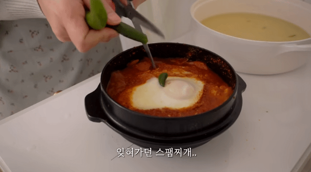 편안함이 뭔지 알려줬던 브이로그 유투버.gif | 인스티즈