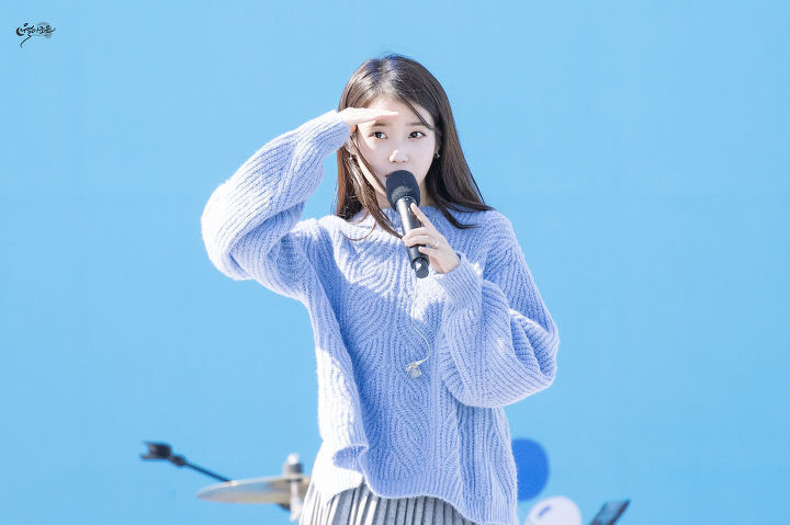 레전드였던 하늘색니트 아이유.jpg | 인스티즈