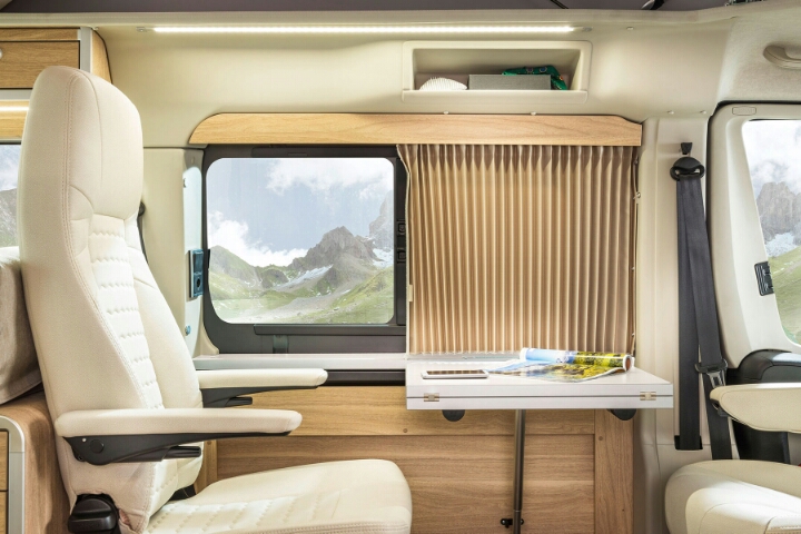 화장실 빼고 있을거 다있는 캠핑카.jpg