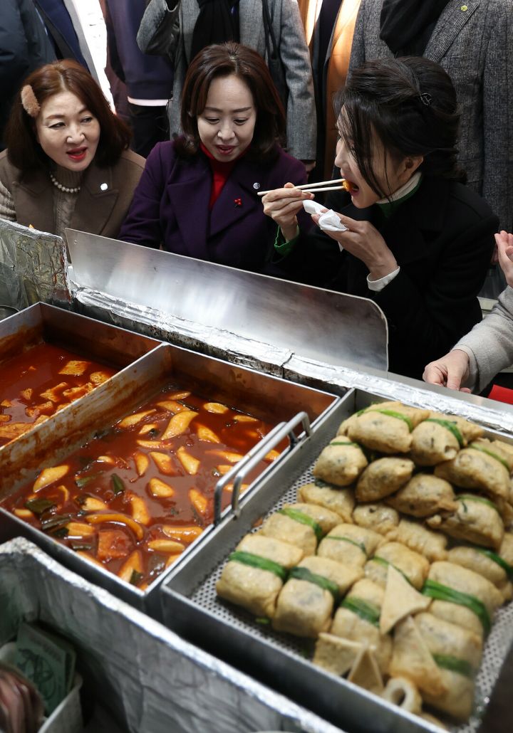 김건희, 납작만두 먹으며 "딱 좋아하는 스타일”…"예뻐요” 연호에 ♥ 인사도 | 인스티즈