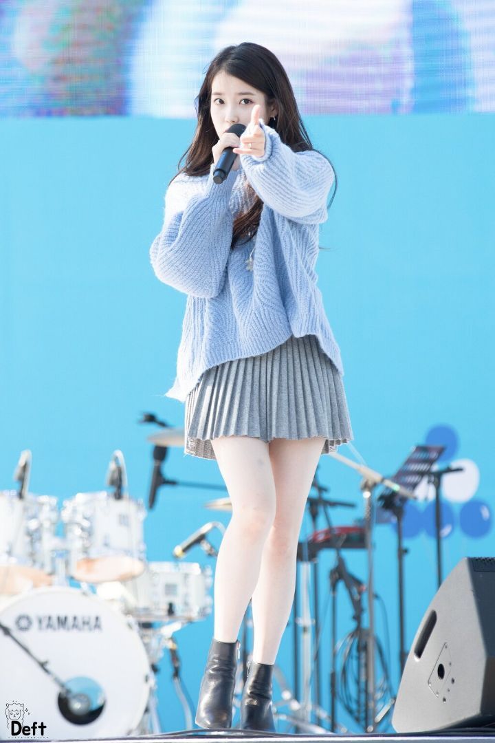 레전드였던 하늘색니트 아이유.jpg | 인스티즈