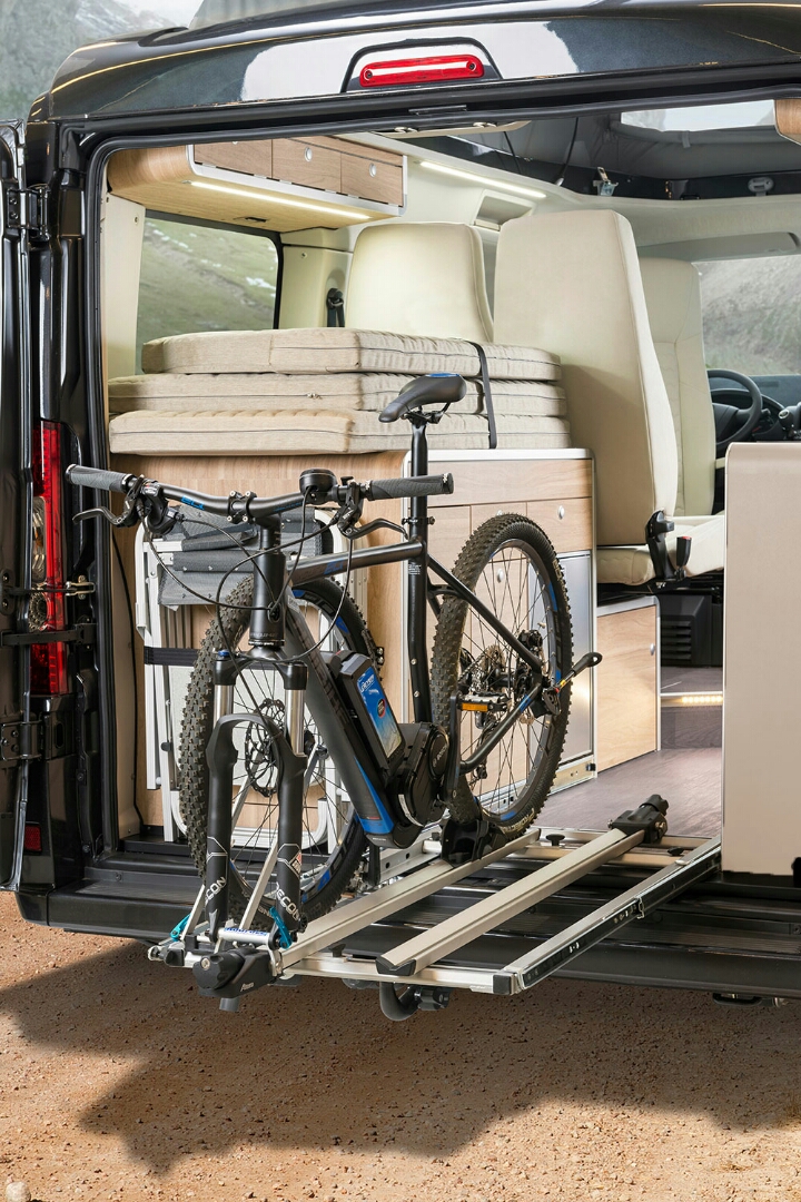 화장실 빼고 있을거 다있는 캠핑카.jpg