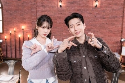 찰지게 침뱉는 아이유 | 인스티즈