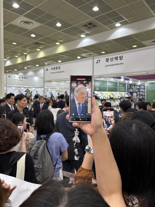 문통은 8년 임기 마치고도 인기가 | 인스티즈