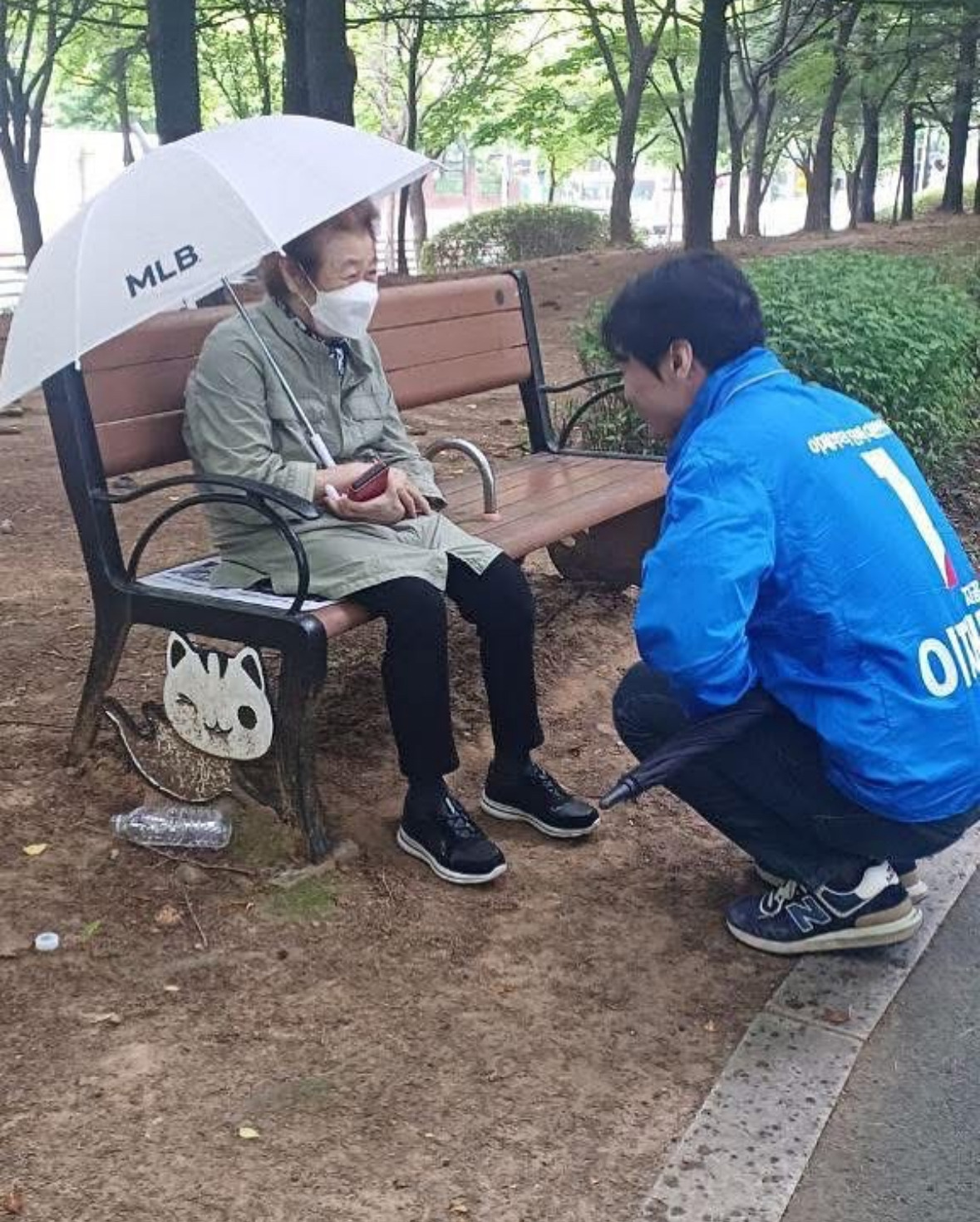 고개 숙이고 낮추며 유세하는 한준호 의원 | 인스티즈