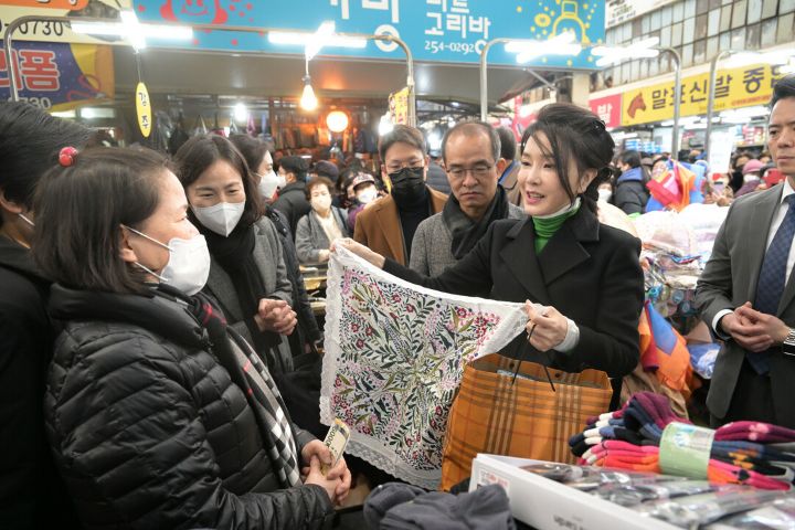 김건희, 납작만두 먹으며 "딱 좋아하는 스타일”…"예뻐요” 연호에 ♥ 인사도 | 인스티즈