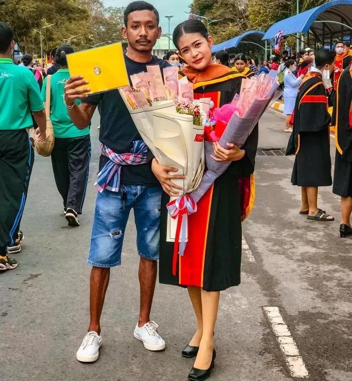 대학졸업식날 오빠앞에 무릎꿇은 여동생.jpg | 인스티즈