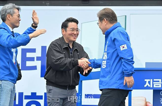 윤일상 작곡가와 악수하는 이재명 대선 후보 | 인스티즈