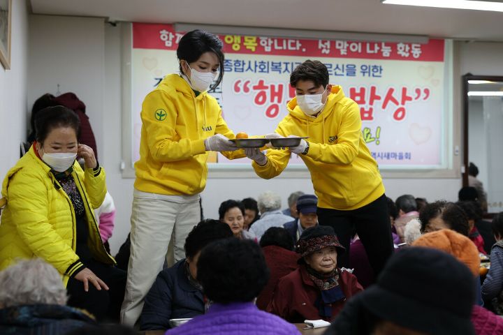 김건희, 납작만두 먹으며 "딱 좋아하는 스타일”…"예뻐요” 연호에 ♥ 인사도 | 인스티즈