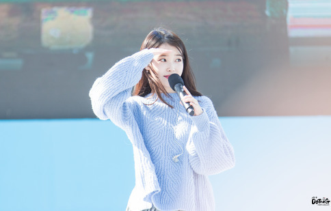 레전드였던 하늘색니트 아이유.jpg | 인스티즈