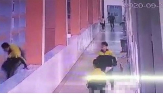 부모에게 뺨 맞자 학교 5층서 투신한 중학생 | 인스티즈