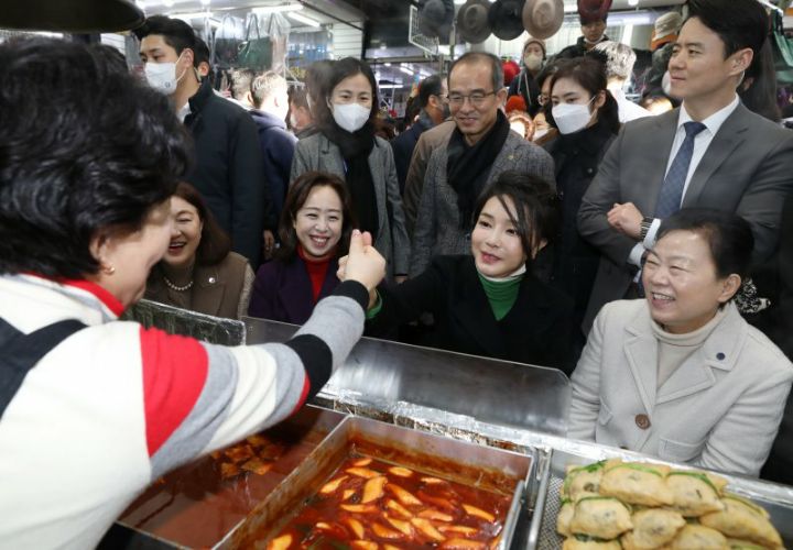 김건희, 납작만두 먹으며 "딱 좋아하는 스타일”…"예뻐요” 연호에 ♥ 인사도 | 인스티즈