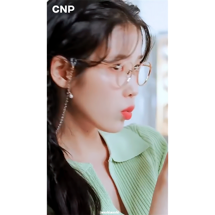 반바지 입은 최근 아이유gif | 인스티즈