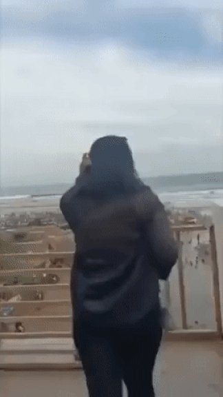 난간대가 부숴져 추락할 뻔 한 여자 | 인스티즈