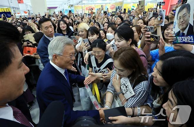 문통은 8년 임기 마치고도 인기가 | 인스티즈
