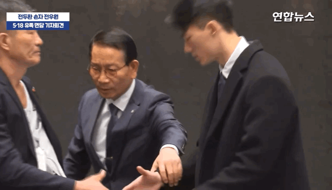 전두환 손자 안아주는 5.18 유족들.gif | 인스티즈