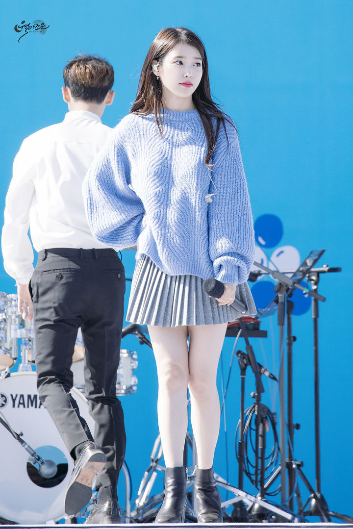 레전드였던 하늘색니트 아이유.jpg | 인스티즈