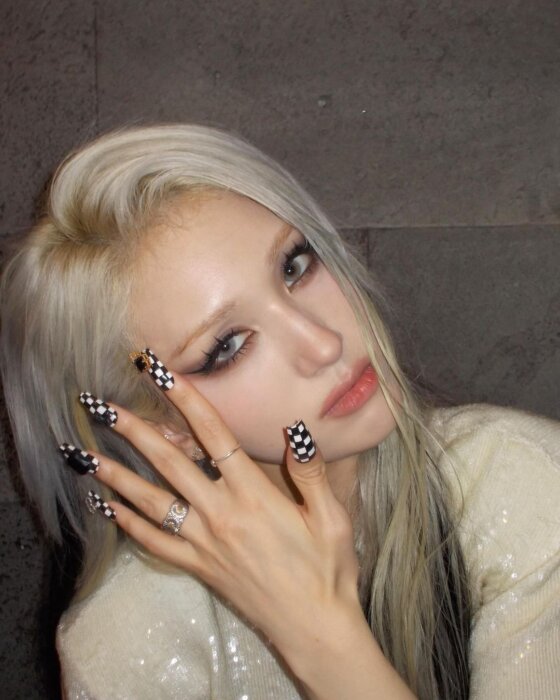 그녀는네일중 이미지