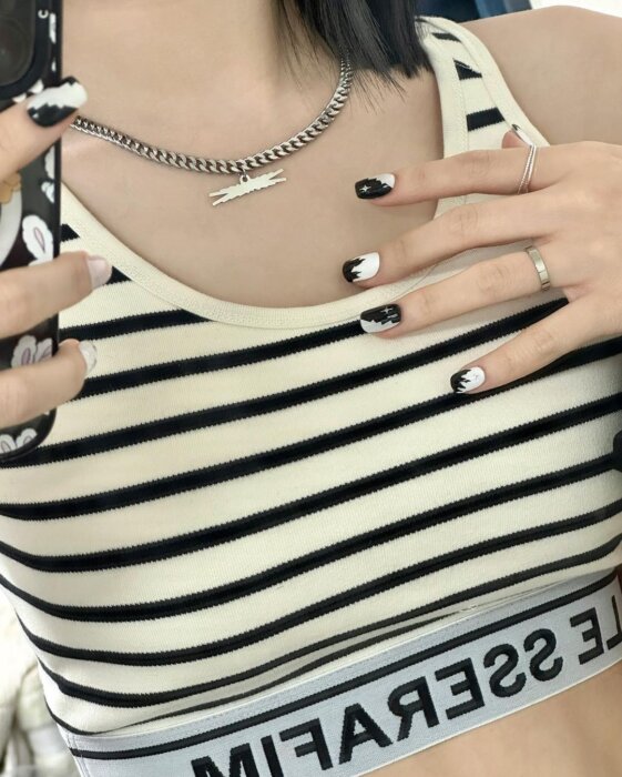 그녀는네일중 이미지