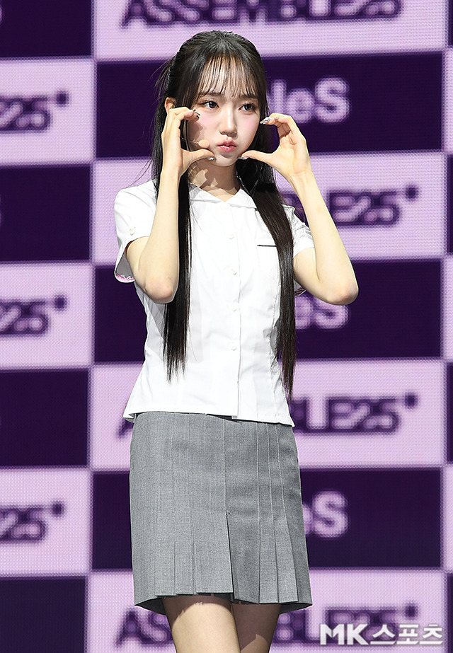 한국식 교복입고 쇼케이스 중인 트리플에스 | 인스티즈