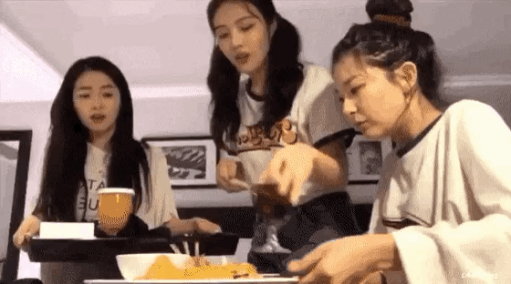 대참사 막은 레드벨벳 조이 반사신경.gif | 인스티즈