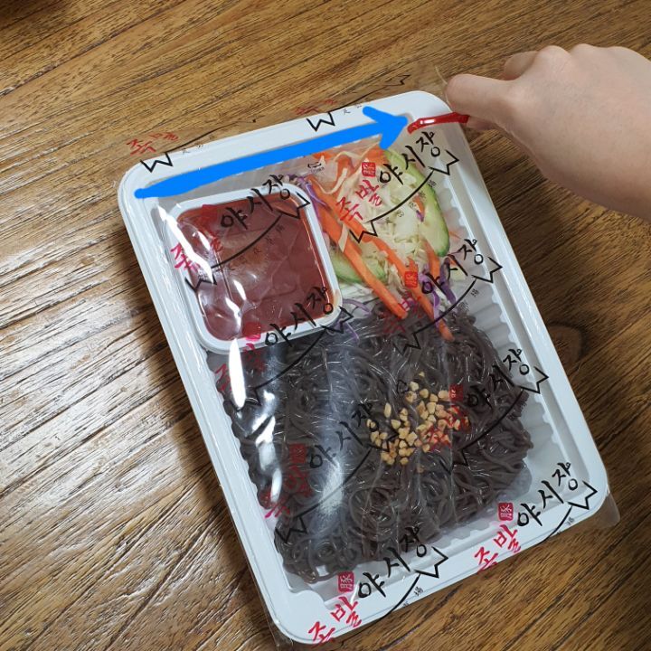 배달음식 비닐 쉽고 깨끗하게 뜯는 법 (돌돌말리는 그 비닐) | 인스티즈