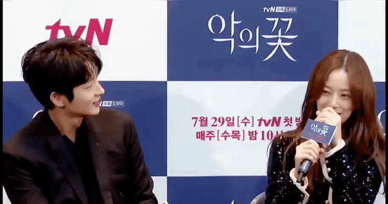 계속 물어보는 이준기와 달래는 문채원(너랑 멜로 좀 더 하려고 그런거야) | 인스티즈